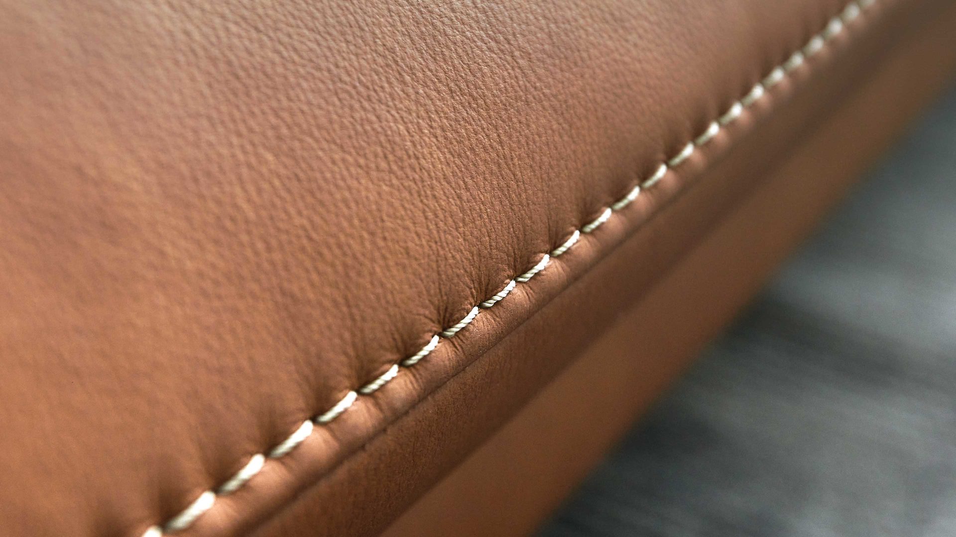 Polsterhocker Himolla aus Leder in Braun Polsterprogramm 1385-Promotion - XXL-Polsterhocker nussfarbenes LongLife-Leder LG24 & anthrazitfarbene Metallfüße - ca. 121 x 65 cm