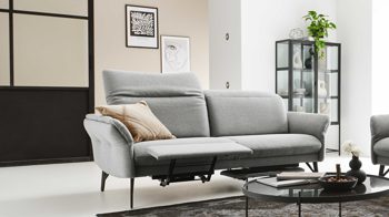 2,5-Sitzer Himolla aus Stoff in Grau himolla Polsterprogramm 1385-Promotion - 2,5-Sitzer mit motorischen Funktionen gletscherfarbener Bezug Q2 Fashion & anthrazitfarbene Metallfüße - Länge ca. 183 cm