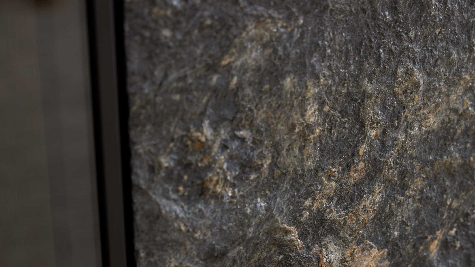 Wandregal Interliving aus Holz in Holzfarben Interliving Wohnzimmer Serie 2029 - Wandregal Wildeiche & Granit-Steinoptik - ca. 46 x 135 cm