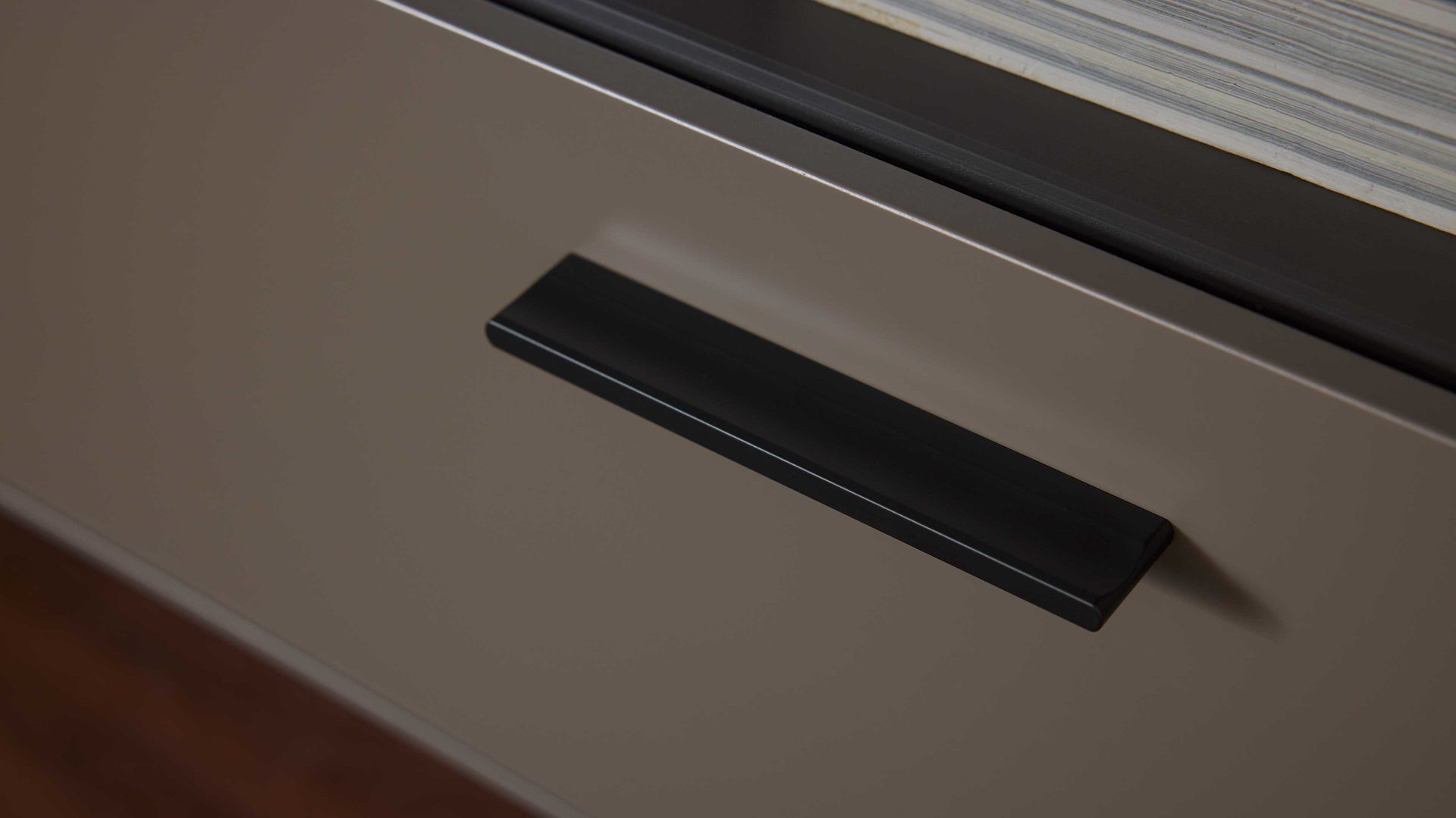 Lowboard Interliving aus Holz in Dunkelgrau Interliving Wohnzimmer Serie 2030 - Lowboard 32 Wolfram Grey & Spaltholz - zwei Schubladen, Länge ca. 180 cm