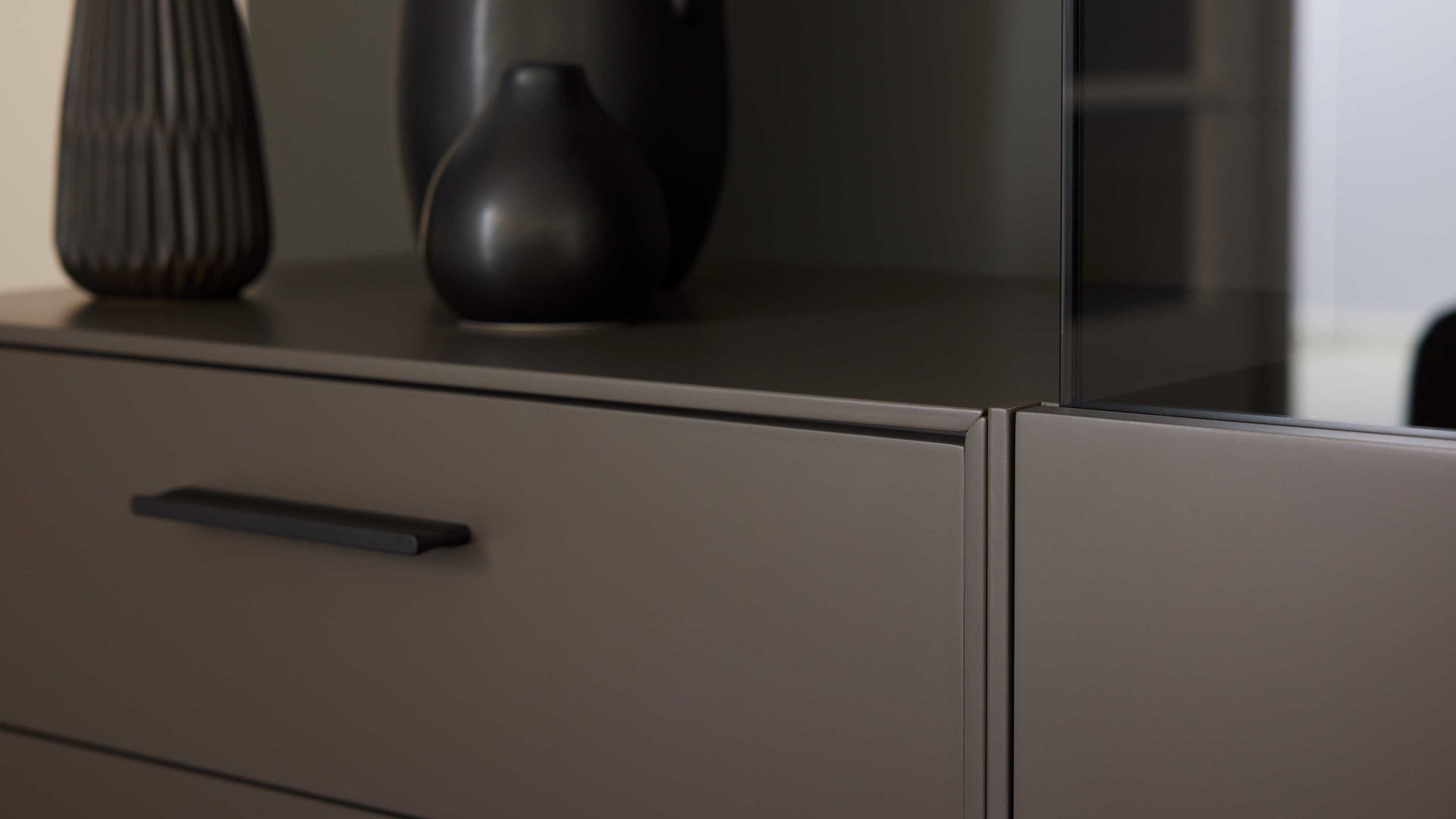 Wohnwand Interliving aus Holz in Dunkelgrau Interliving Wohnzimmer Serie 2030 - Wohnwand Wolfram Grey & Spaltholz - dreiteilig, Länge ca. 275 cm