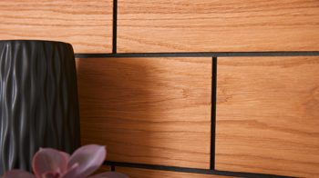 Vitrine Interliving aus Holz in Dunkelgrau Interliving Wohnzimmer Serie 2030 - Vitrine Wolfram Grey & Spaltholz - eine Tür, Breite ca. 45 cm