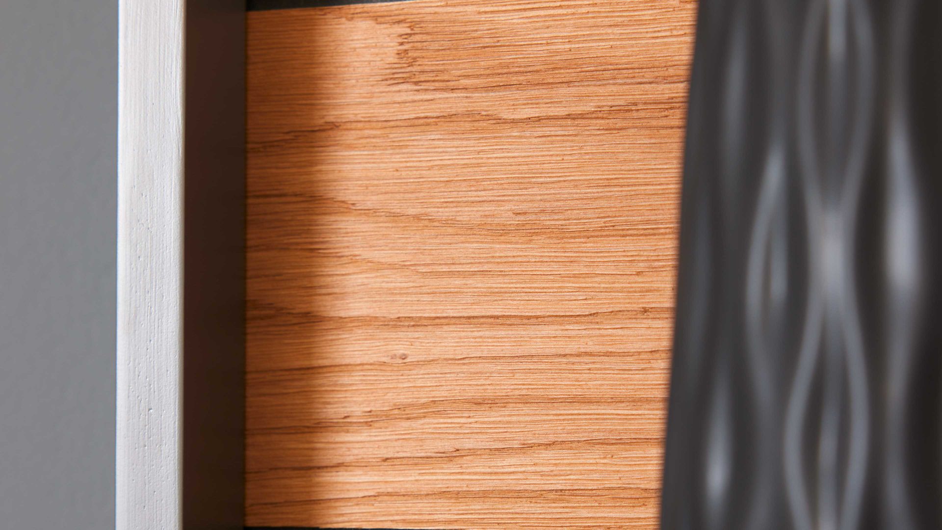 Wandregal Interliving aus Holz in Holzfarben Interliving Wohnzimmer Serie 2030 - Wandboard Wolfram Grey & Spaltholz - ca. 48 x 38 cm