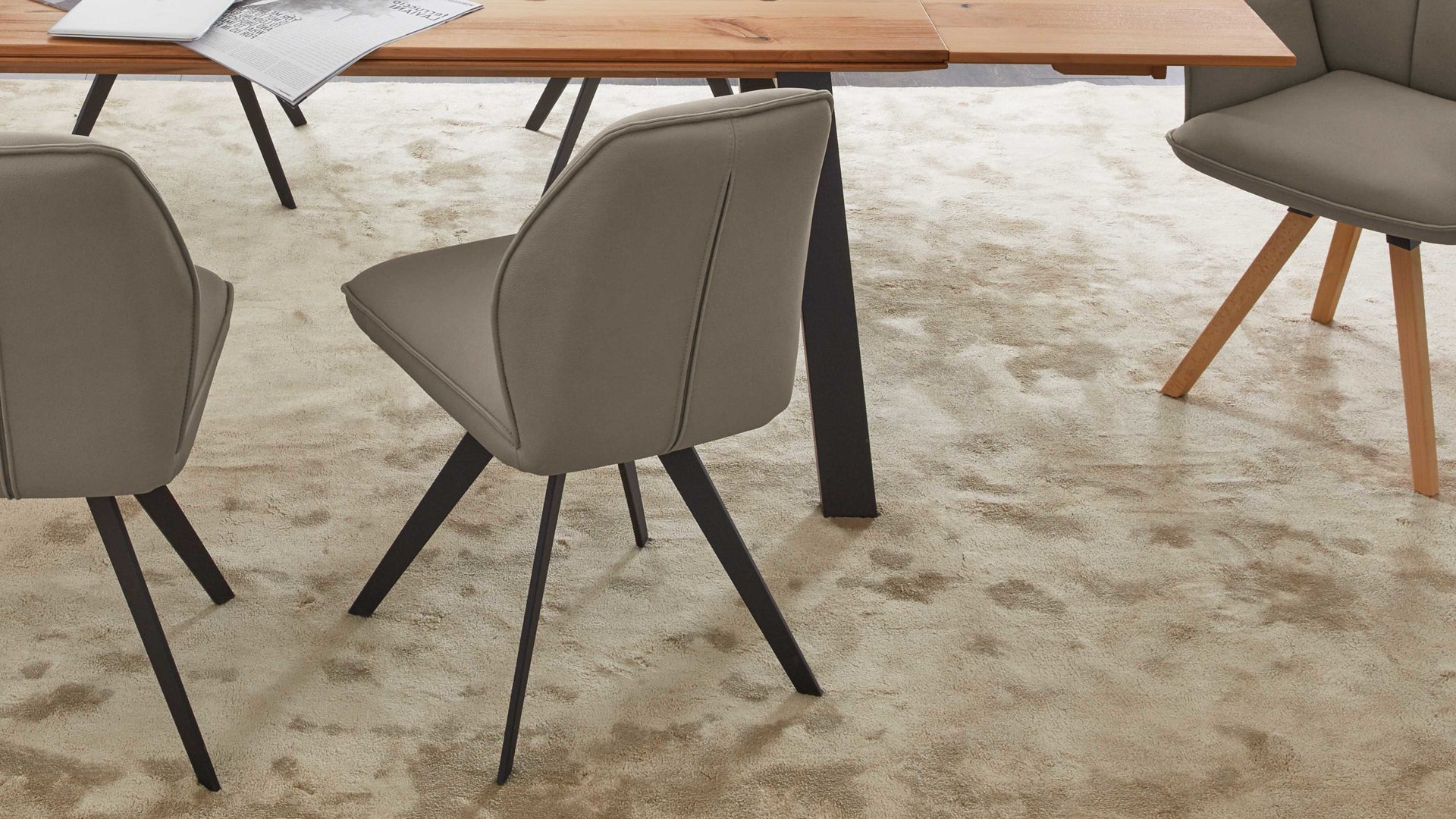 Polsterstuhl Interliving aus Stoff in Beige Interliving Esszimmer Serie 5102 – Polsterstuhl mit Drehfunktion sandfarbene Mikrofaser Atlantis 914 & schwarzes Eisen