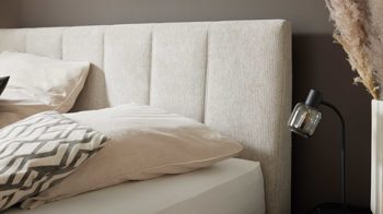 Boxspringbett Interliving aus Stoff in Beige Interliving Boxspringbett Serie 1418 - Boxspringbett mit gestepptem Kopfteil naturfarbener Webstoff Famosa – Liegefläche ca. 180 x 200 cm