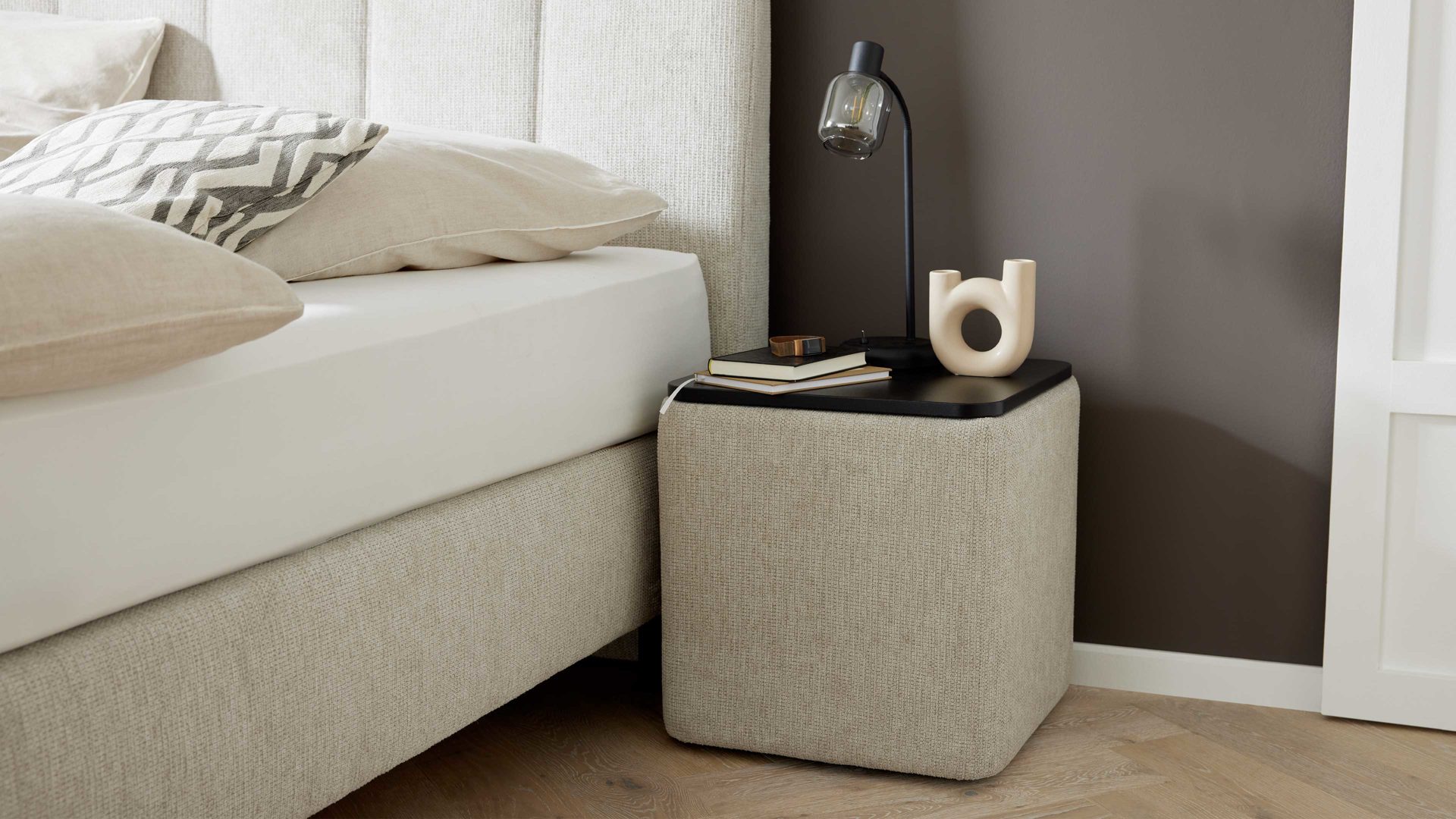 Nachttisch Interliving aus Stoff in Beige Interliving Boxspringbett Serie 1418 - Nachtkonsole 85138 naturfarbener Webstoff Famosa