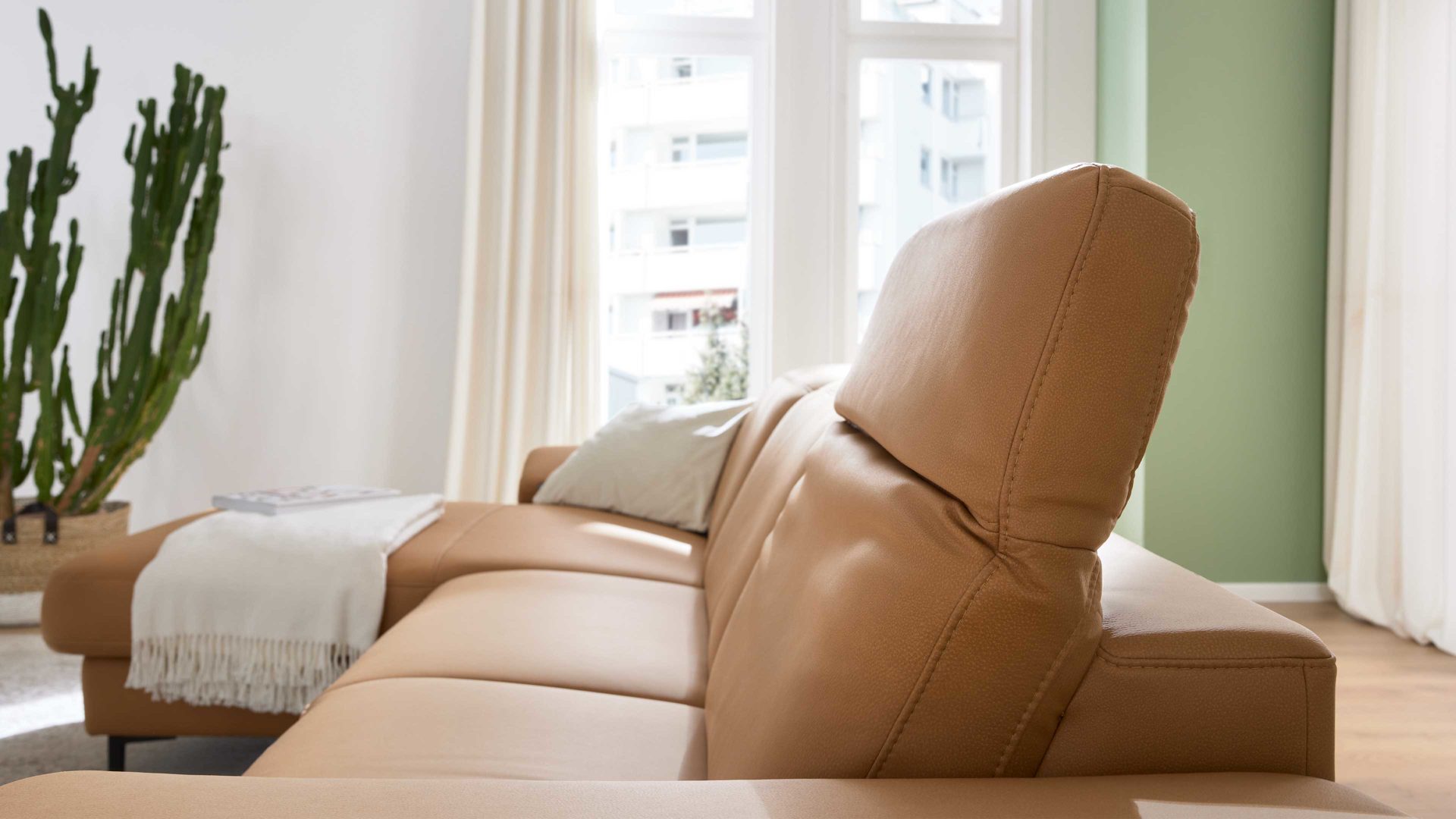 Ecksofa Interliving aus Stoff in Orange Interliving Sofa Serie 4064 - Ecksofa kurkumafarbene Mikrofaser Galero Punto & Fuß W003-01 - Stellfläche ca. 275 x 176 cm