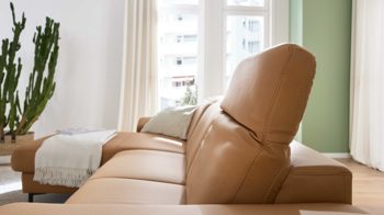 Ecksofa Interliving aus Stoff in Orange Interliving Sofa Serie 4064 - Ecksofa kurkumafarbene Mikrofaser Galero Punto & Fuß W003-01 - Stellfläche ca. 275 x 176 cm