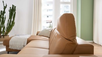 Ecksofa Interliving aus Stoff in Orange Interliving Sofa Serie 4064 - Ecksofa kurkumafarbene Mikrofaser Galero Punto & Fuß W003-01 - Stellfläche ca. 275 x 176 cm