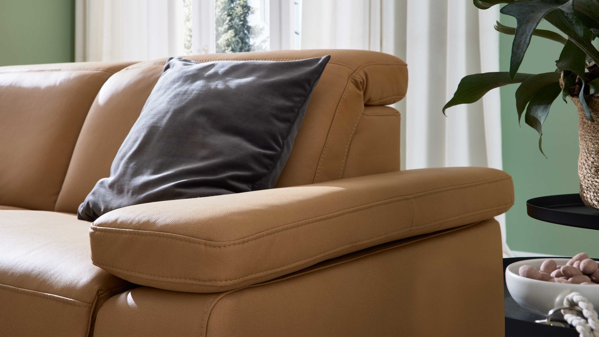 Ecksofa Interliving aus Stoff in Orange Interliving Sofa Serie 4064 - Ecksofa kurkumafarbene Mikrofaser Galero Punto & Fuß W003-01 - Stellfläche ca. 275 x 176 cm