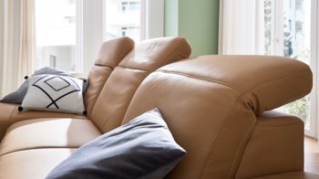 Ecksofa Interliving aus Stoff in Orange Interliving Sofa Serie 4064 - Ecksofa kurkumafarbene Mikrofaser Galero Punto & Fuß W003-01 - Stellfläche ca. 275 x 176 cm