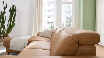 Ecksofa Interliving aus Stoff in Orange Interliving Sofa Serie 4064 - Ecksofa kurkumafarbene Mikrofaser Galero Punto & Fuß W003-01 - Stellfläche ca. 275 x 176 cm