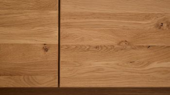 Vitrine Interliving aus Holz in Holzfarben Interliving Wohnzimmer Serie 2027 - Vitrine Asteiche - eine Tür, Höhe ca. 209 cm