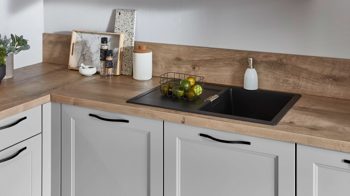 Einbauküche Nobilia® aus Holz in Hellgrau nobilia® Einbauküche Cascada mit SIEMENS-Elektrogeräten Steingrau & Master Oak - Stellfläche ca. 230 x 370 cm