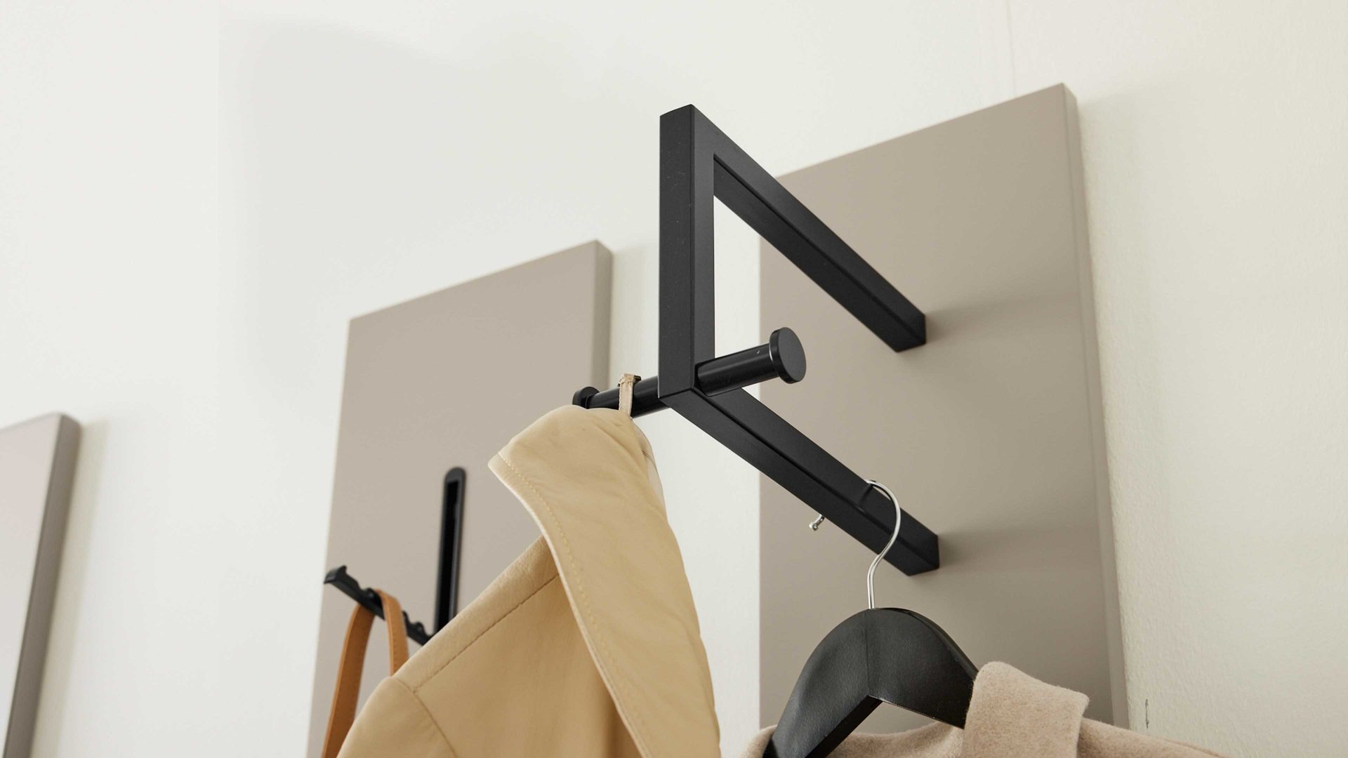 Wandgarderobe Interliving aus Holz in Hellgrau Interliving Garderobe Serie 6012 - Wandgarderobe graubeiger Mattlack - ca. 20 x 180 cm