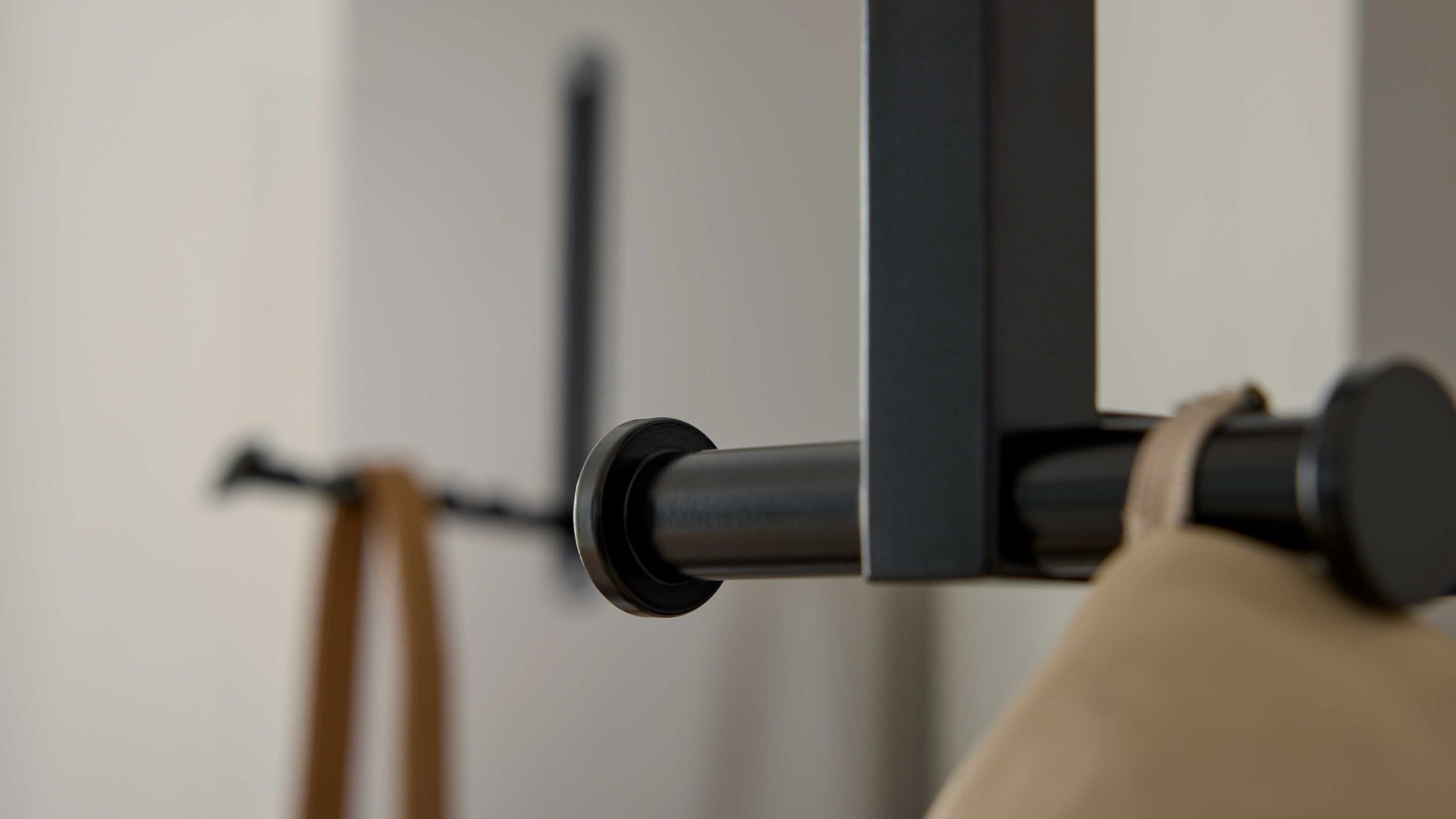 Wandgarderobe Interliving aus Holz in Hellgrau Interliving Garderobe Serie 6012 - Wandgarderobe INL-802 graubeiger Mattlack - ca. 20 x 180 cm