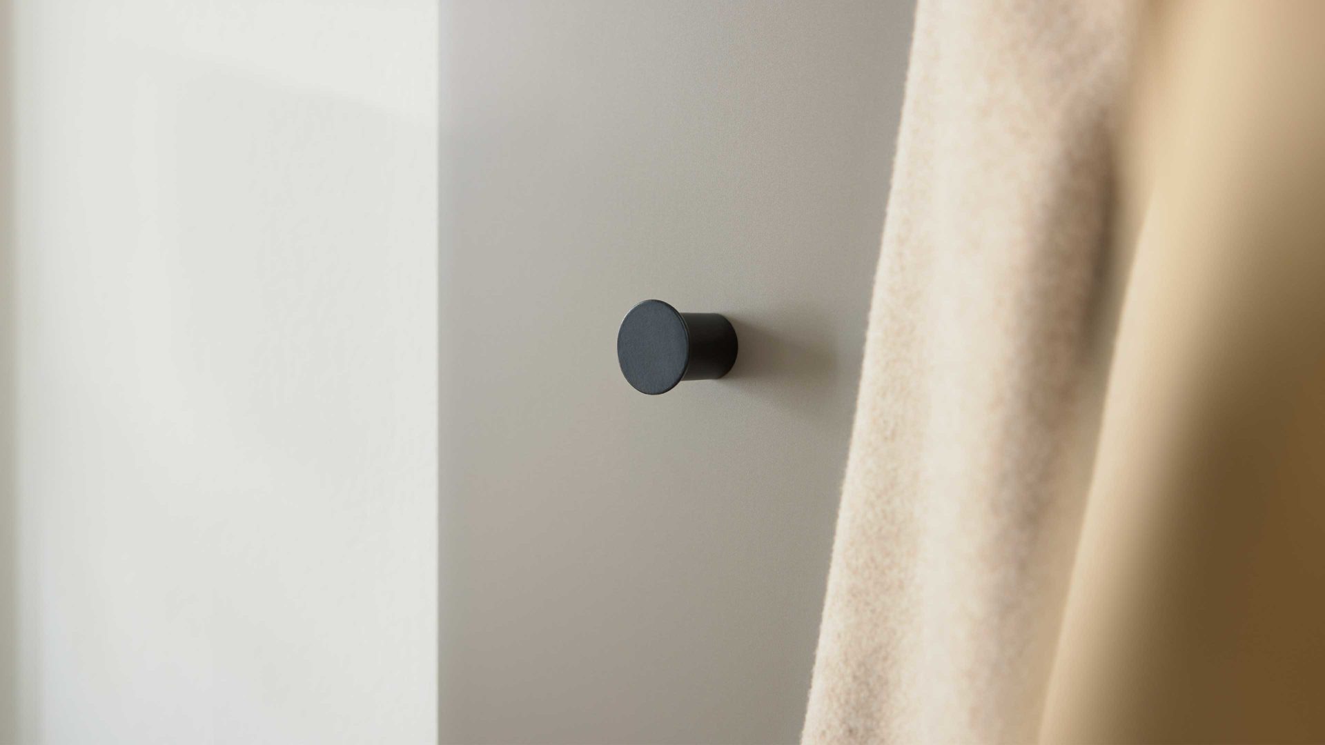 Wandgarderobe Interliving aus Holz in Hellgrau Interliving Garderobe Serie 6012 - Wandgarderobe INL-802 graubeiger Mattlack - ca. 20 x 180 cm