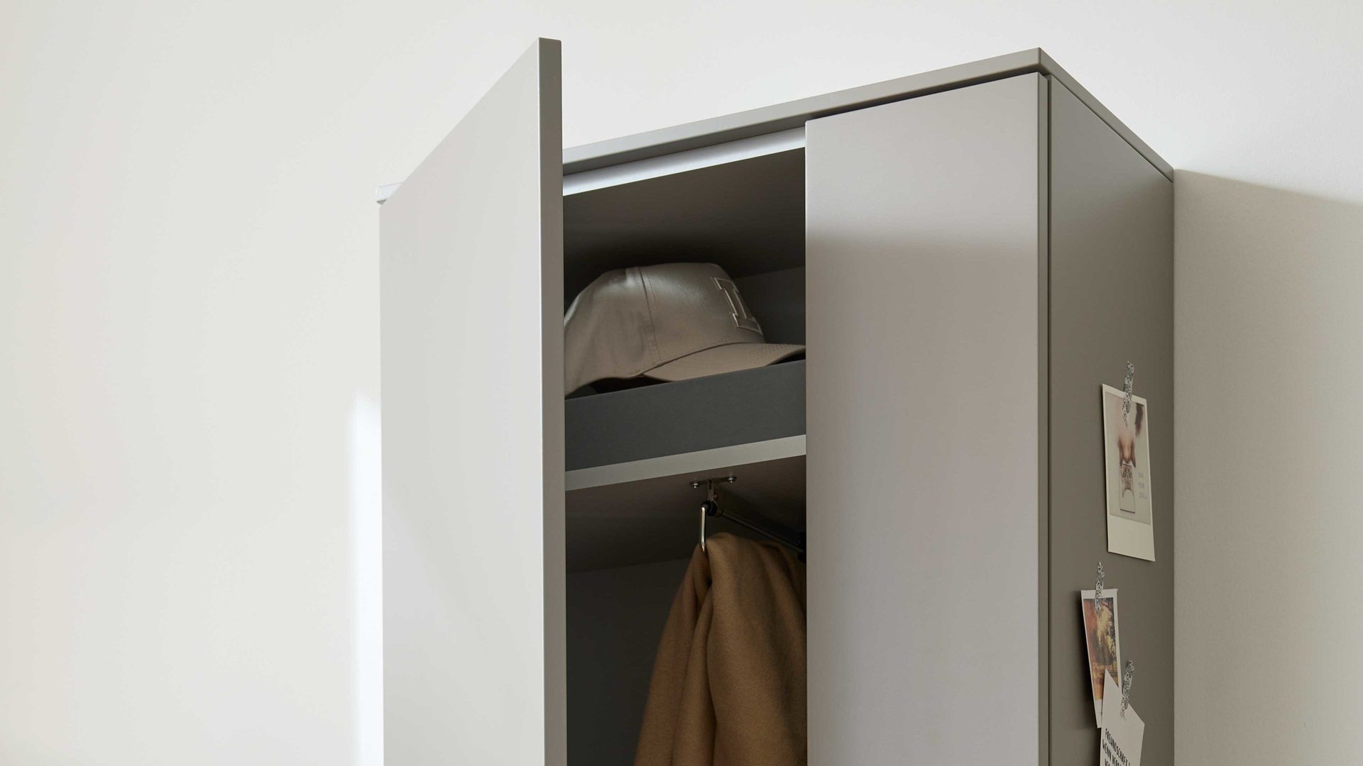 Garderobenschrank Interliving aus Holz in Hellgrau Interliving Garderobe Serie 6012 - Garderobenschrank graubeiger Mattlack - zwei Türen, Höhe ca. 180 cm