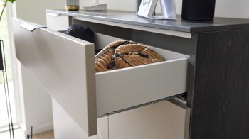 Kombikommode Interliving aus Holz in Grau Interliving Garderobe Serie 6012 - Kombikommode INL-302 graubeiger Mattlack & Räuchereiche - drei Türen, eine Schublade, Breite ca. 120 cm