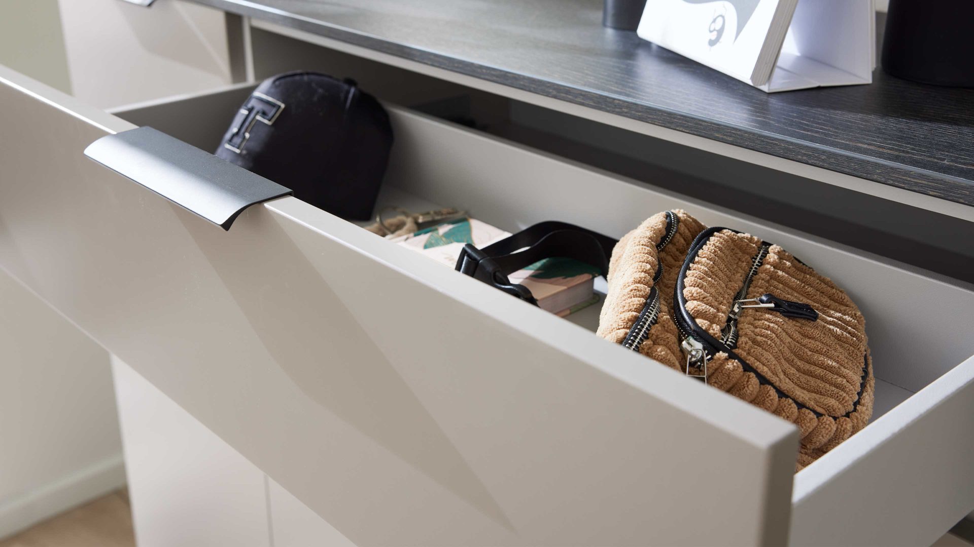 Kombikommode Interliving aus Holz in Grau Interliving Garderobe Serie 6012 - Kombikommode graubeiger Mattlack & Räuchereiche - drei Türen, eine Schublade, Breite ca. 120 cm