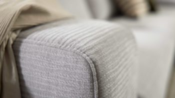 Ecksofa Interliving aus Stoff in Hellgrau Interliving Sofa Serie 4255 – Ecksofa silberfarbener Bezug Mara 9 & schwarze Metallfüße 4.26 - Stellfläche ca. 270 x 240 cm