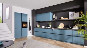 Einbauküche WERT KÜCHE® aus Holz in Blau WERT KÜCHE® Mattea Color mit Miele Einbaugeräten Stahlblau & Corten Oxid - zweiteilig