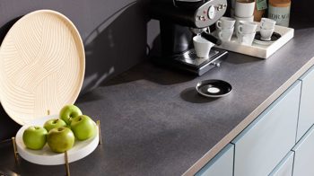 Einbauküche WERT KÜCHE® aus Holz in Blau WERT KÜCHE® Mattea Color mit Miele Einbaugeräten Stahlblau & Corten Oxid - zweiteilig