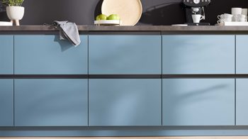 Einbauküche WERT KÜCHE® aus Holz in Blau WERT KÜCHE® Mattea Color mit Miele Einbaugeräten Stahlblau & Corten Oxid - zweiteilig