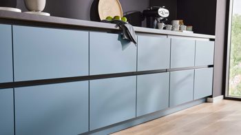 Einbauküche WERT KÜCHE® aus Holz in Blau WERT KÜCHE® Mattea Color mit Miele Einbaugeräten Stahlblau & Corten Oxid - zweiteilig
