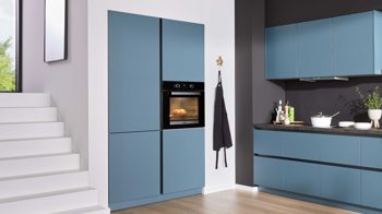 Einbauküche WERT KÜCHE® aus Holz in Blau WERT KÜCHE® Mattea Color mit Miele Einbaugeräten Stahlblau & Corten Oxid - zweiteilig