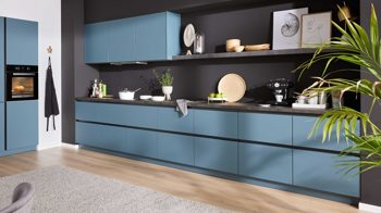Einbauküche WERT KÜCHE® aus Holz in Blau WERT KÜCHE® Mattea Color mit Miele Einbaugeräten Stahlblau & Corten Oxid - zweiteilig