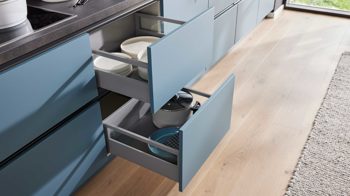 Einbauküche WERT KÜCHE® aus Holz in Blau WERT KÜCHE® Mattea Color mit Miele Einbaugeräten Stahlblau & Corten Oxid - zweiteilig