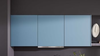 Einbauküche WERT KÜCHE® aus Holz in Blau WERT KÜCHE® Mattea Color mit Miele Einbaugeräten Stahlblau & Corten Oxid - zweiteilig