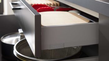 Einbauküche WERT KÜCHE® aus Holz in Schwarz WERT KÜCHE® Nora mit AEG Einbaugeräten Lavaschwarz & Herbstrot - Länge ca. 510 cm