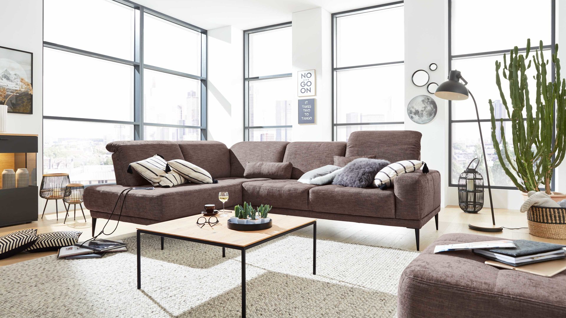 Ecksofa Interliving aus Stoff in Braun Interliving Sofa Serie 4250 – Ecksofa brauner Bezug Brisbane 9591 – Stellfläche ca. 215 x 285 cm