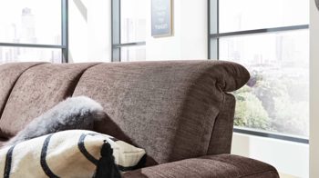 Ecksofa Interliving aus Stoff in Braun Interliving Sofa Serie 4250 – Ecksofa brauner Bezug Brisbane 9591 – Stellfläche ca. 215 x 285 cm