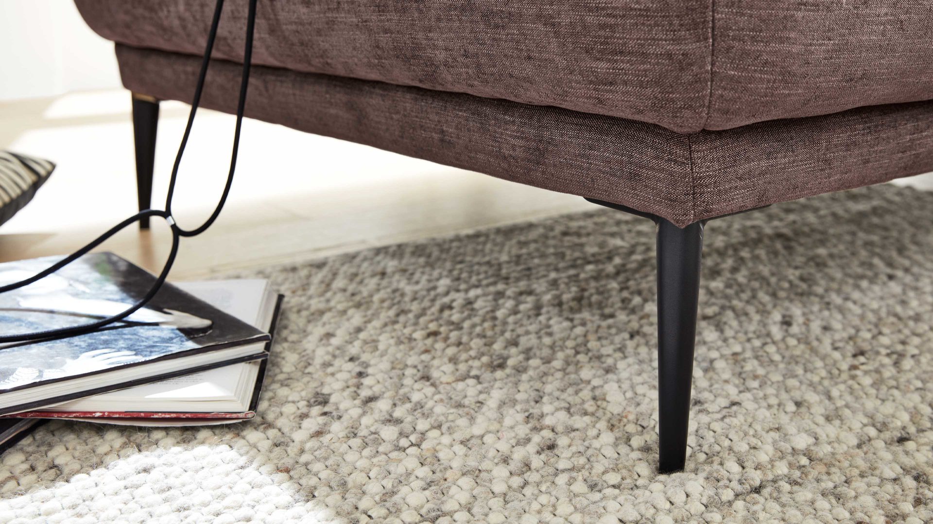 Polsterhocker Interliving aus Stoff in Braun Interliving Sofa Serie 4250 – Polsterhocker 30005 brauner Bezug Brisbane 9591 & Metallfüße 4.37 – ca. 65 x 95 cm