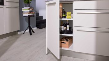 Einbauküche WERT KÜCHE® aus Holz in Weiß WERT KÜCHE® Bionda mit AEG Einbaugeräten Muschelweiß - zweiteilig