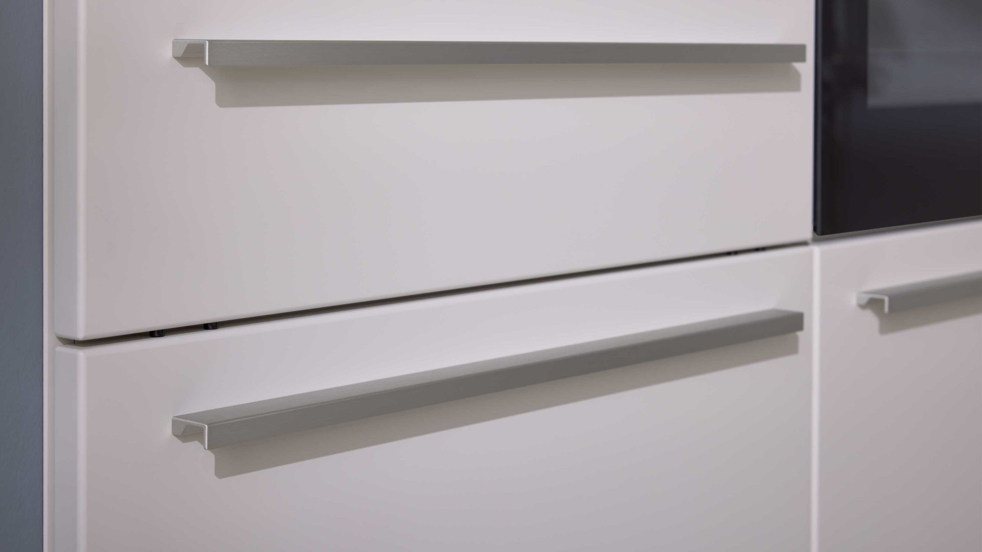 Einbauküche WERT KÜCHE® aus Holz in Weiß WERT KÜCHE® Bionda mit AEG Einbaugeräten Muschelweiß - zweizeilig