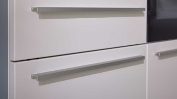 Einbauküche WERT KÜCHE® aus Holz in Weiß WERT KÜCHE® Bionda mit AEG Einbaugeräten Muschelweiß - zweiteilig