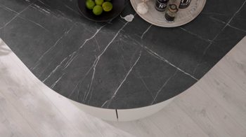 Einbauküche WERT KÜCHE® aus Holz in Weiß WERT KÜCHE® Bionda mit AEG Einbaugeräten Muschelweiß - zweizeilig