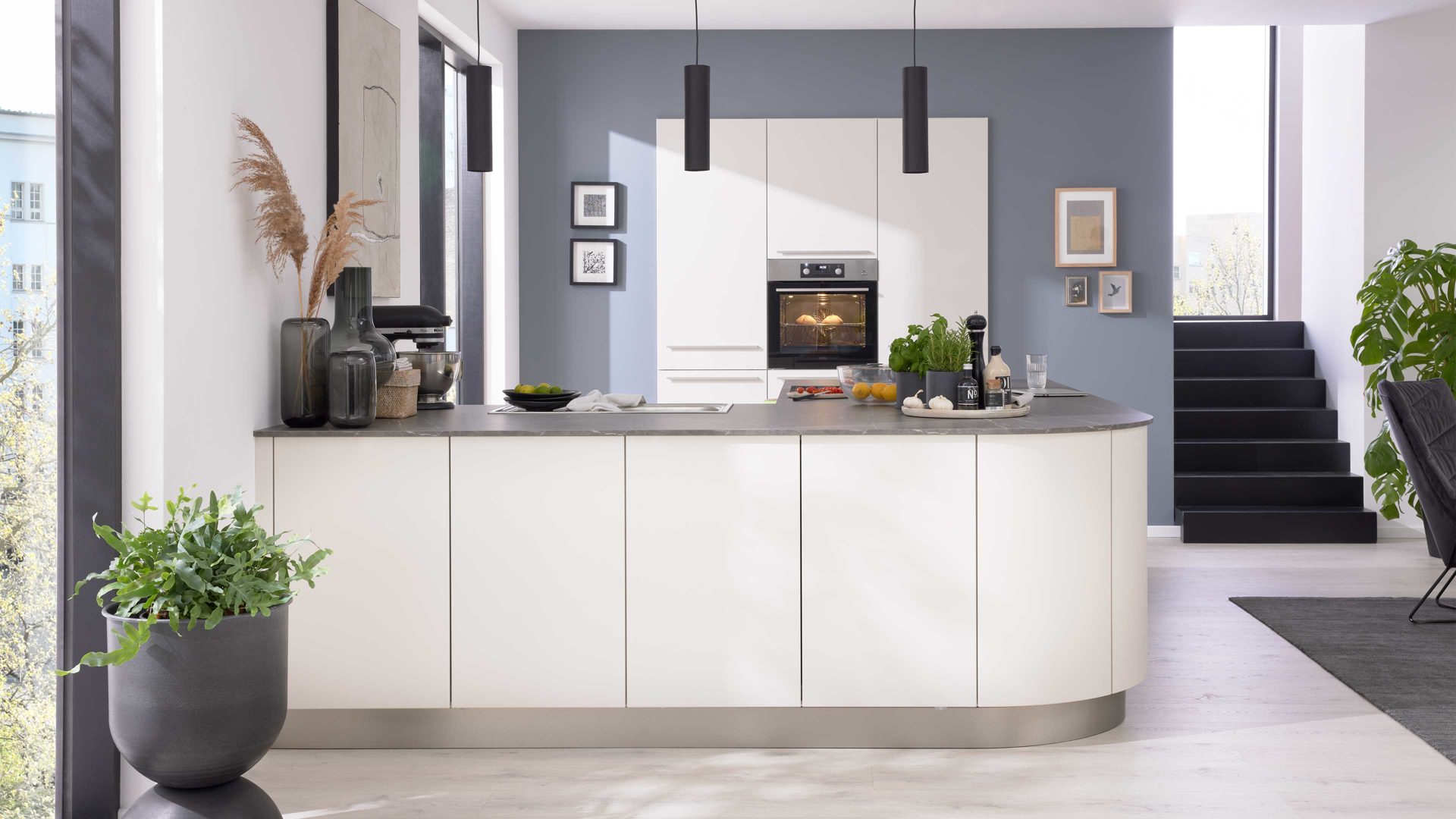 Einbauküche WERT KÜCHE® aus Holz in Weiß WERT KÜCHE® Bionda mit AEG Einbaugeräten Muschelweiß - zweizeilig