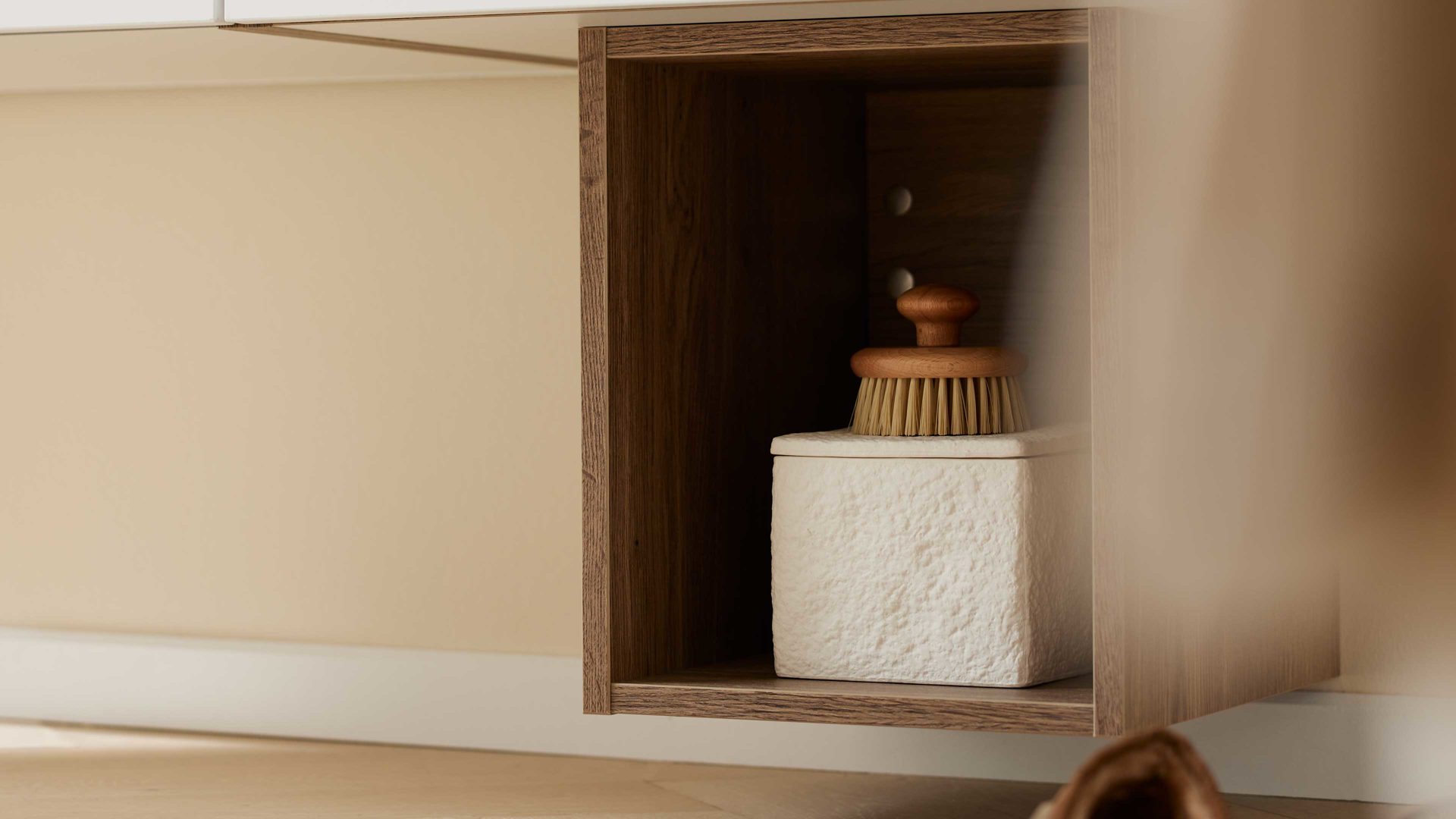 Badmöbel-Set Interliving aus Holz in Weiß Interliving Bad Serie 7357 - Beimöbel-Set satiniertes Glas & Eiche Havanna