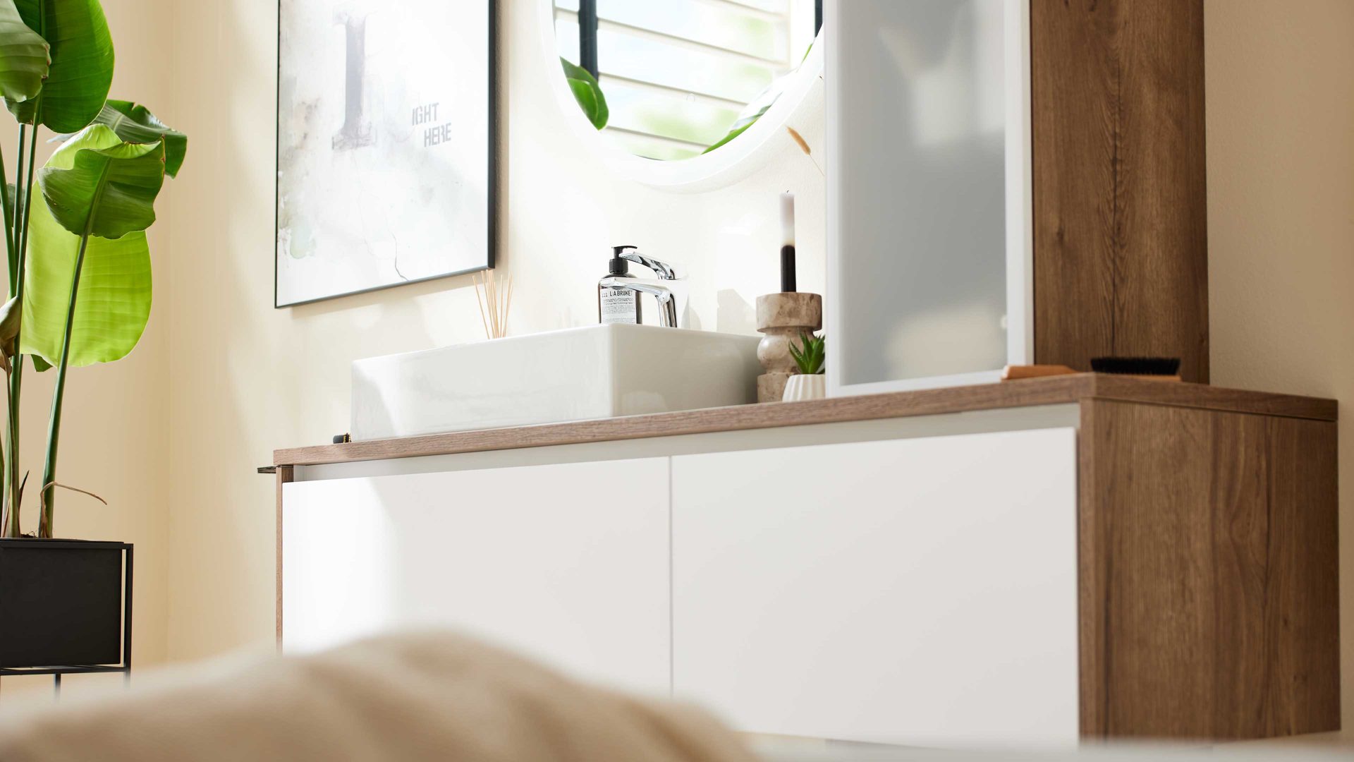 Badmöbel-Set Interliving aus Holz in Weiß Interliving Bad Serie 7357 - Badmöbel-Set mit Extras Alpinweiß & Eiche Havanna