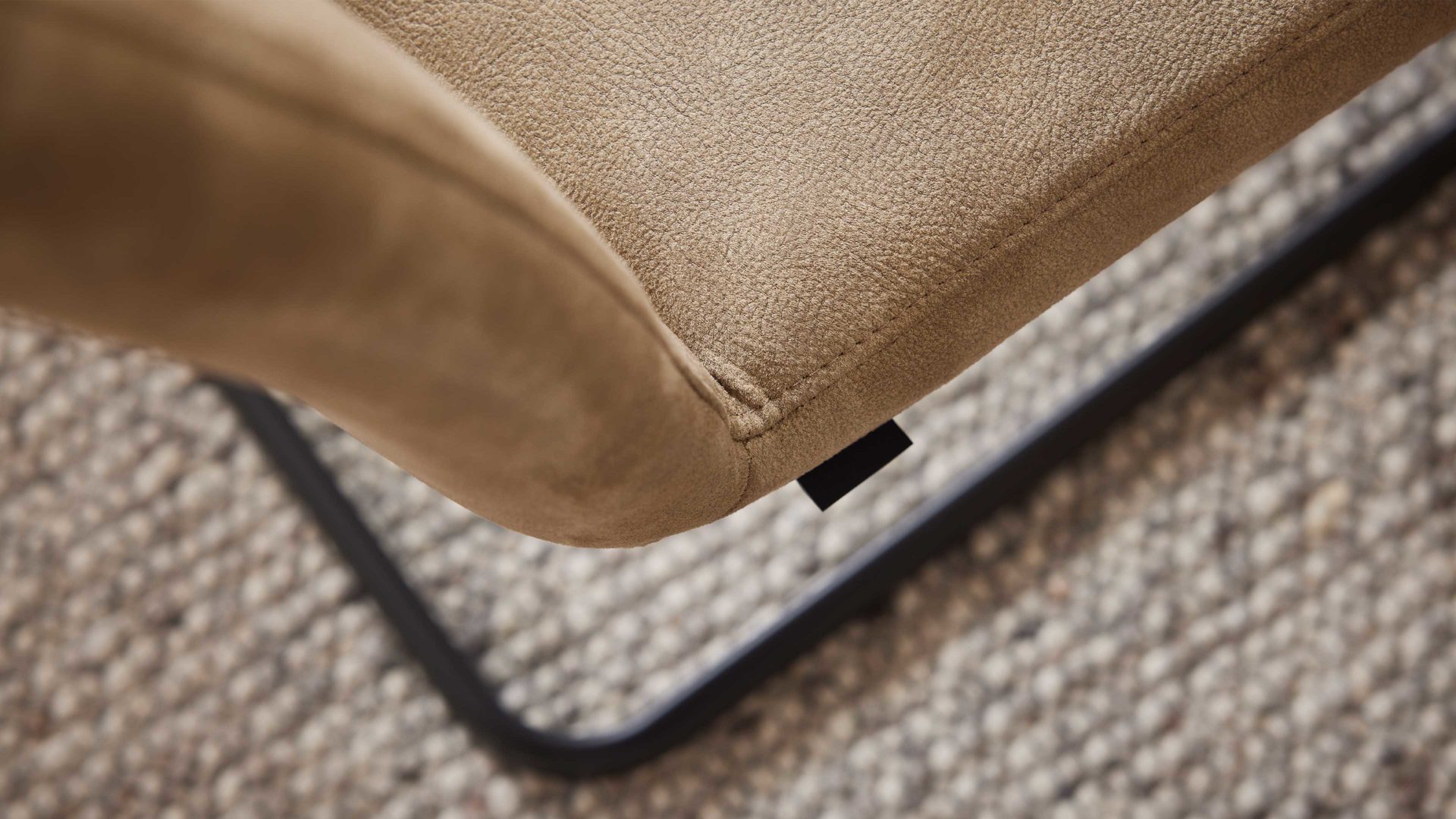 Schwingstuhl Interliving aus Stoff in Beige Interliving Esszimmer Serie 5604 - Schwingstuhl papyrusfarbener Bezug Hanoy & anthrazitfarbenes Metall