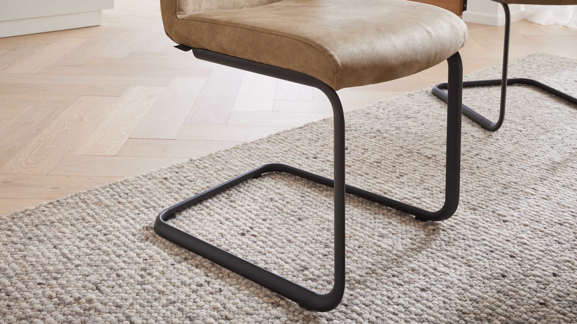 Schwingstuhl Interliving aus Stoff in Beige Interliving Esszimmer Serie 5604 - Schwingstuhl V279 papyrusfarbener Bezug Hanoy & anthrazitfarbenes Metall