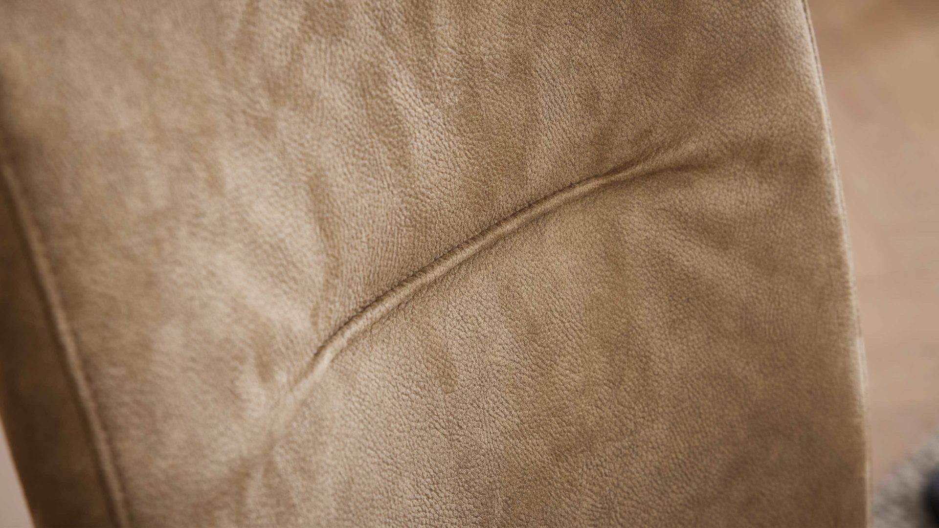 Schwingstuhl Interliving aus Stoff in Beige Interliving Esszimmer Serie 5604 - Schwingstuhl papyrusfarbener Bezug Hanoy & anthrazitfarbenes Metall