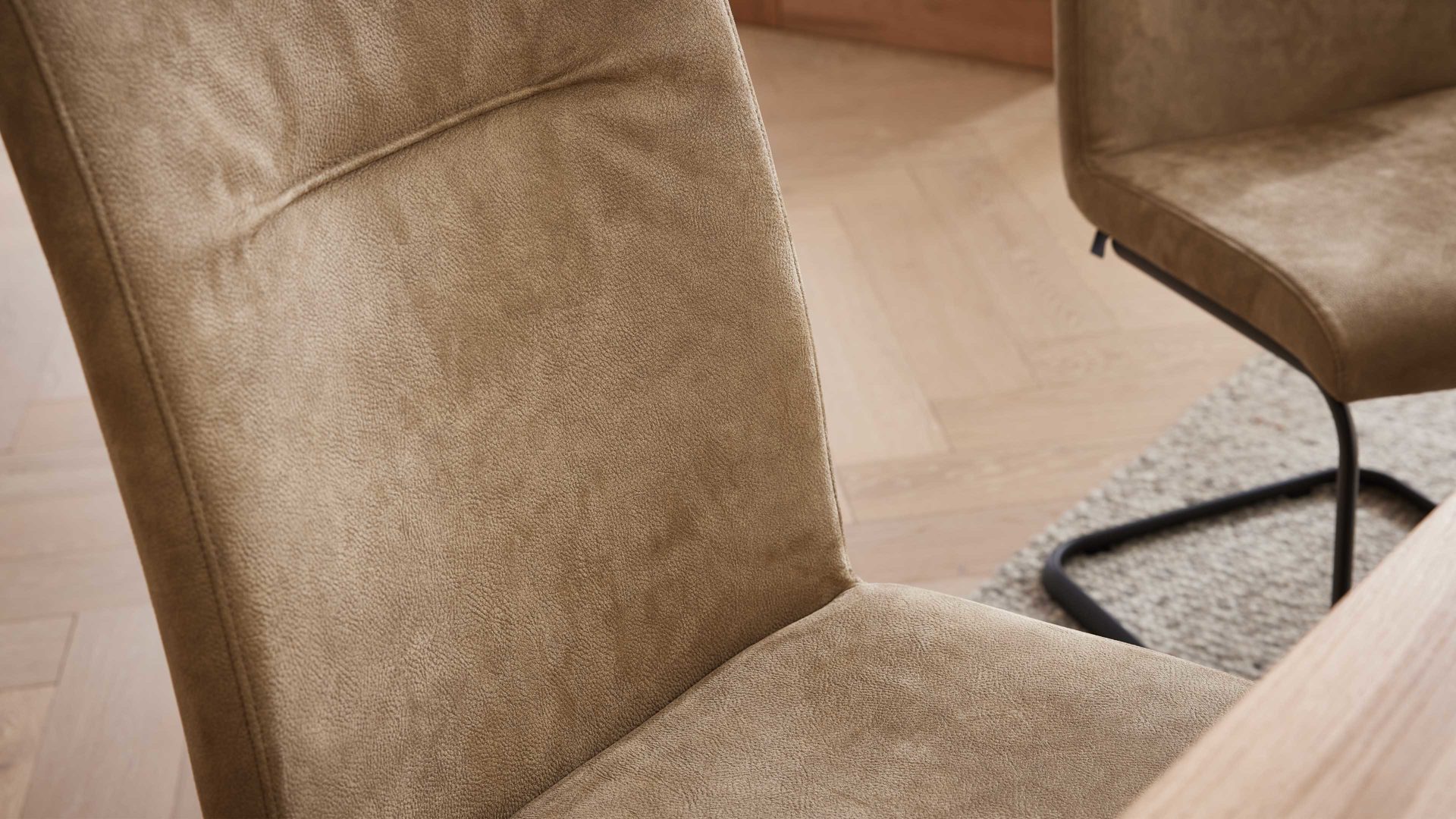 Schwingstuhl Interliving aus Stoff in Beige Interliving Esszimmer Serie 5604 - Schwingstuhl V279 papyrusfarbener Bezug Hanoy & anthrazitfarbenes Metall