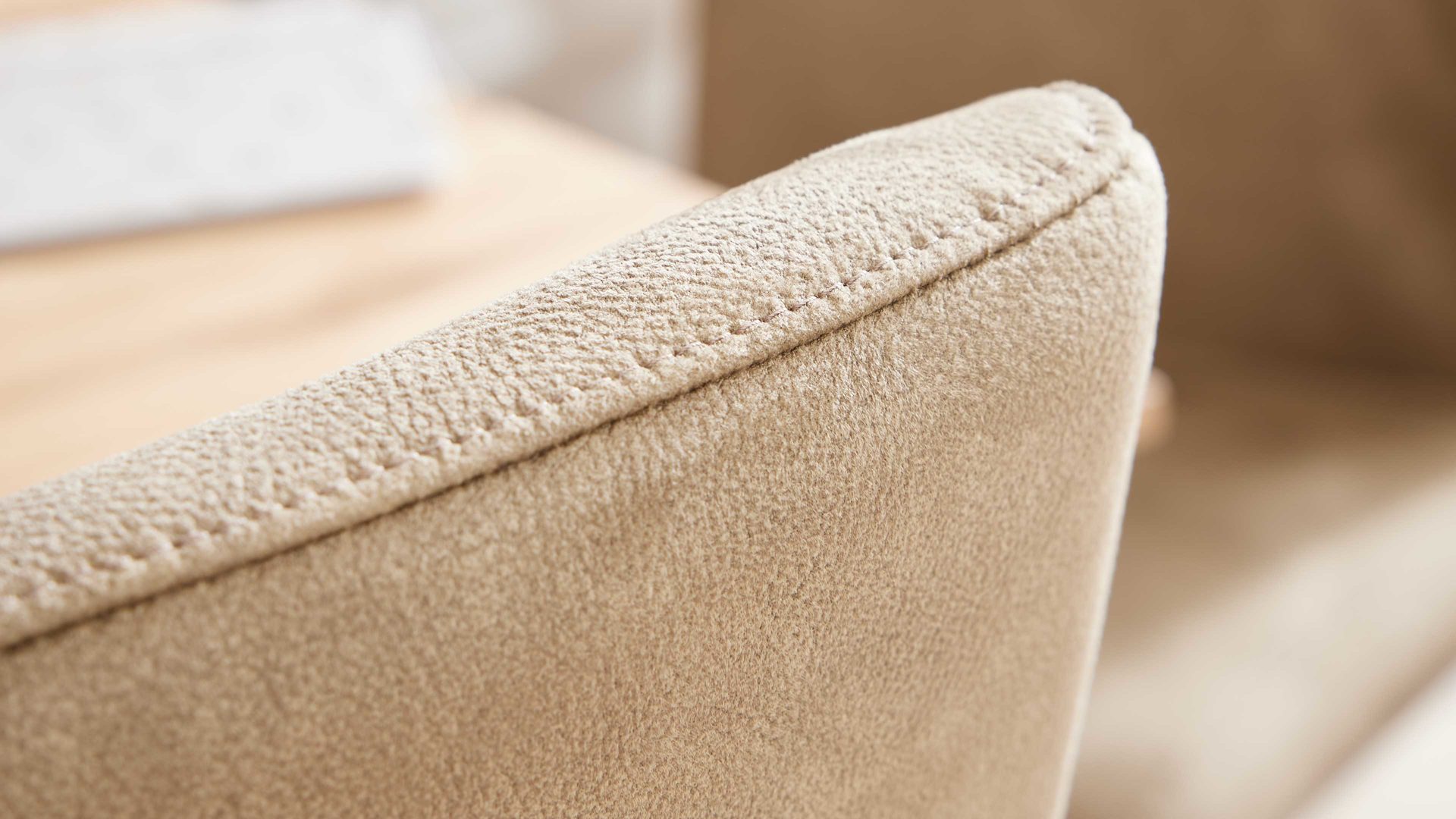 Schwingstuhl Interliving aus Stoff in Beige Interliving Esszimmer Serie 5604 - Schwingstuhl V279 papyrusfarbener Bezug Hanoy & anthrazitfarbenes Metall