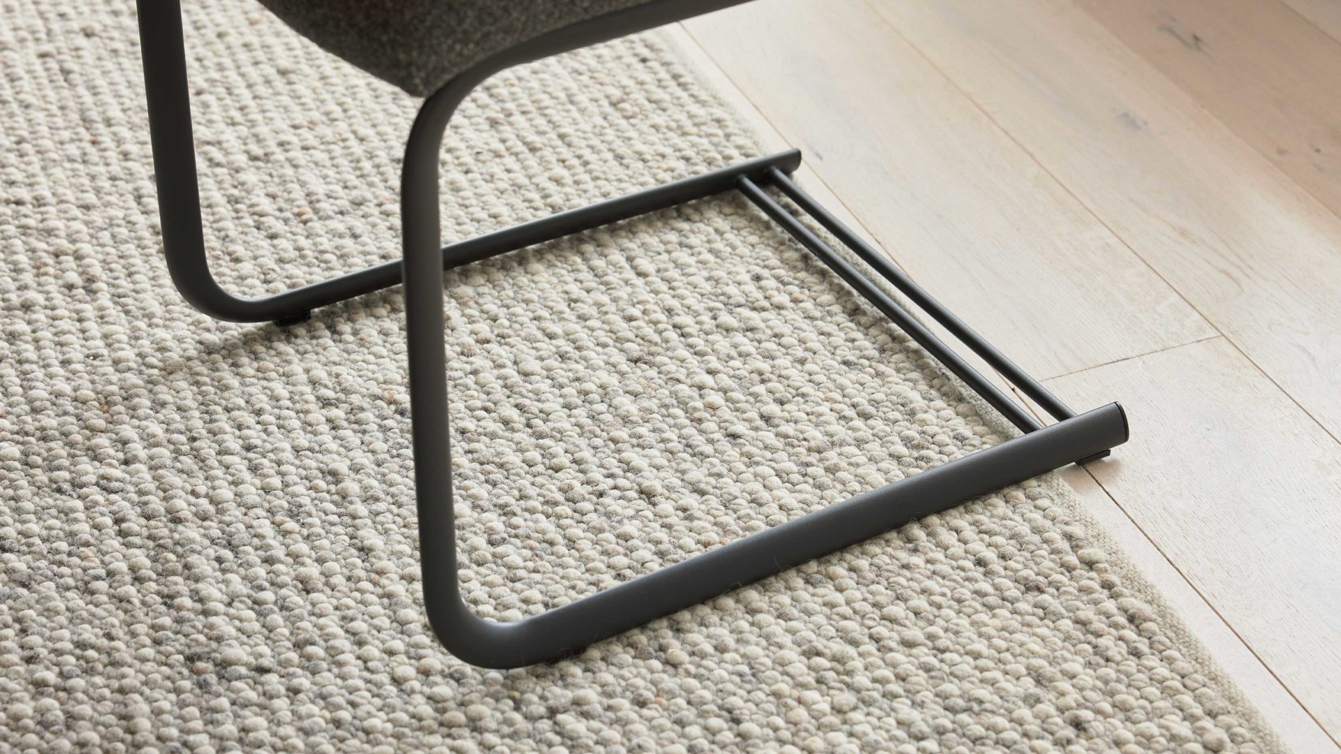 Schwingstuhl Interliving aus Stoff in Grau Interliving Esszimmer Serie 5119 - Schwingstuhl olivfarbener Bezug Havanna & anthrazitfarbenes Metall